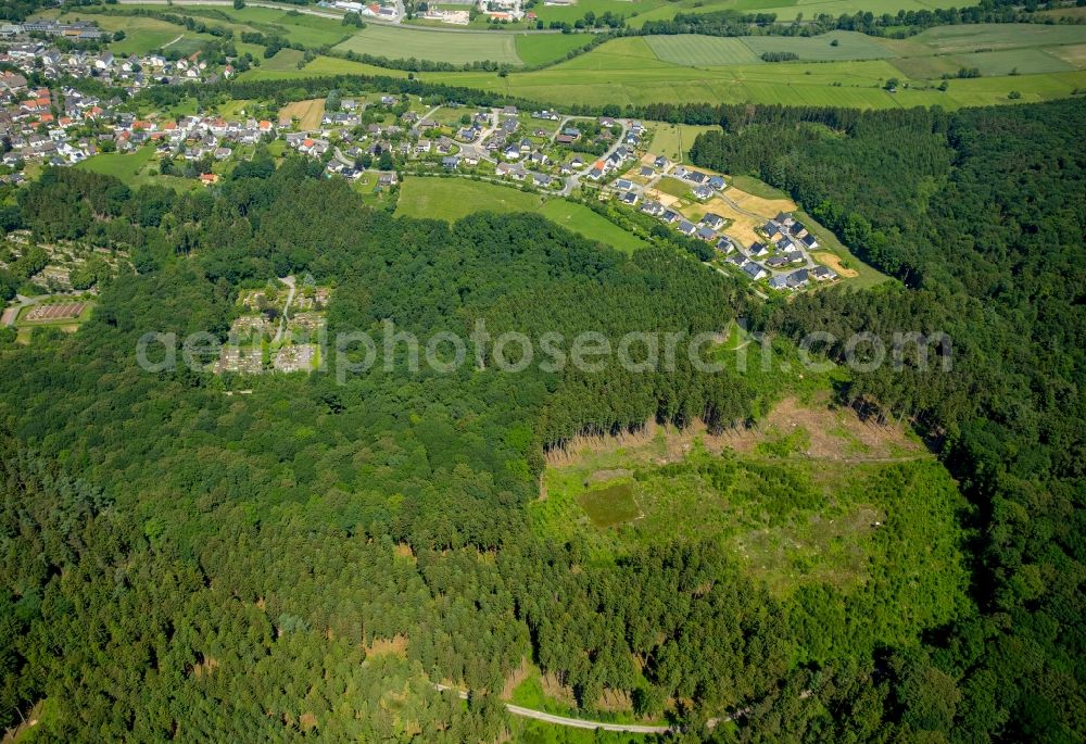 Warstein from above - Single-family residential area of settlement along the street Rabenknapp in a wooded area in Warstein in the state North Rhine-Westphalia, Germany