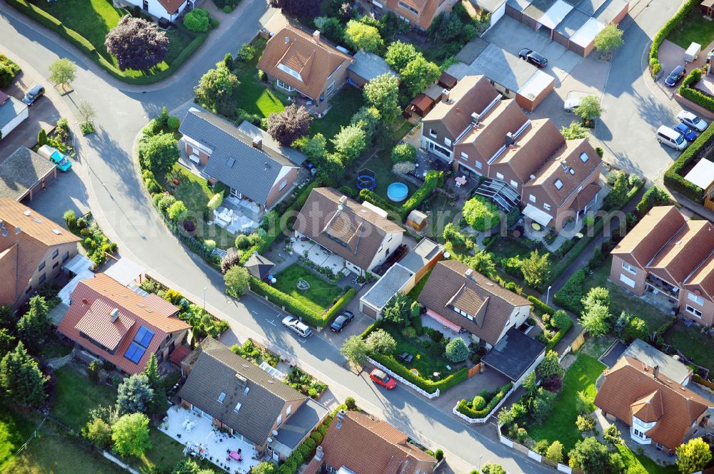 Aerial photograph Wolfsburg - Residential area of single-family settlement on street Bruchwiesen in the district Hehlingen in Wolfsburg in the state Lower Saxony, Germany