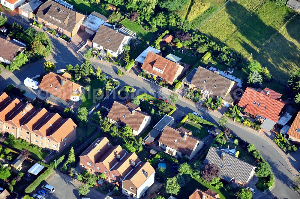 Aerial image Wolfsburg - Residential area of single-family settlement on street Bruchwiesen in the district Hehlingen in Wolfsburg in the state Lower Saxony, Germany