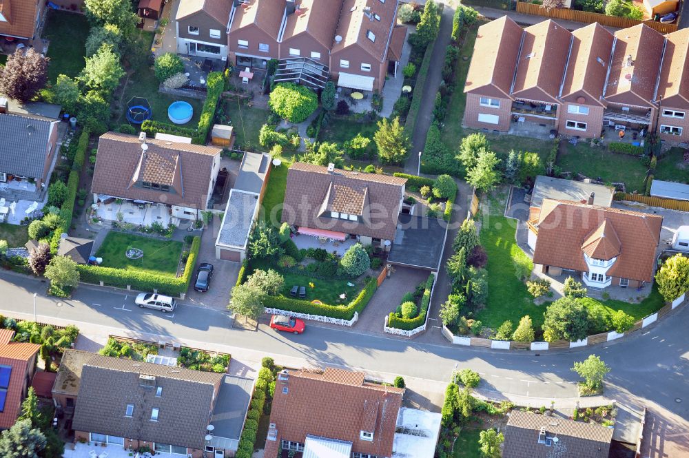 Wolfsburg from above - Residential area of single-family settlement on street Bruchwiesen in the district Hehlingen in Wolfsburg in the state Lower Saxony, Germany