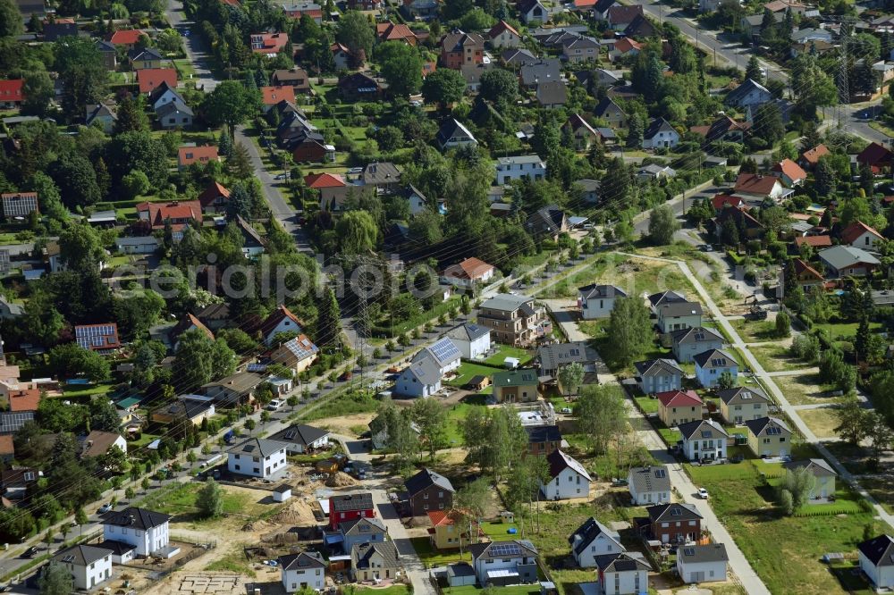 Berlin from the bird's eye view: Single-family residential area of settlement between Heinrich-Grueber-Strasse - Am Kirchendreieck - Kraetkestrasse in the district Marzahn-Hellersdorf in Berlin, Germany