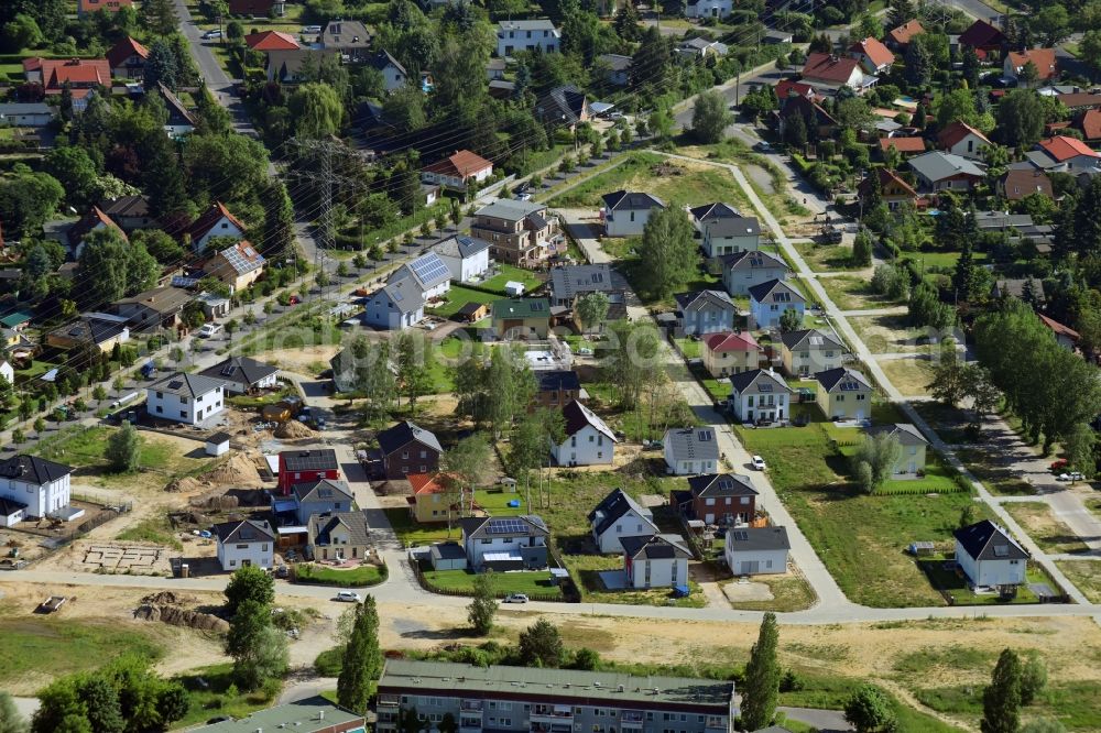 Aerial image Berlin - Single-family residential area of settlement between Heinrich-Grueber-Strasse - Am Kirchendreieck - Kraetkestrasse in the district Marzahn-Hellersdorf in Berlin, Germany