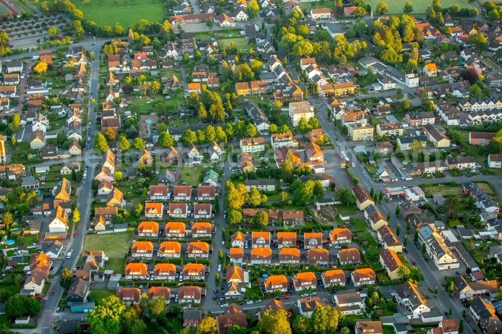 Aerial image Bergkamen - Single-family residential area of settlement between of Schulstrasse and of Pfalzstrasse in the district Weddinghofen in Bergkamen in the state North Rhine-Westphalia, Germany