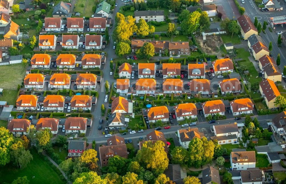 Aerial photograph Bergkamen - Single-family residential area of settlement between of Schulstrasse and of Pfalzstrasse in the district Weddinghofen in Bergkamen in the state North Rhine-Westphalia, Germany