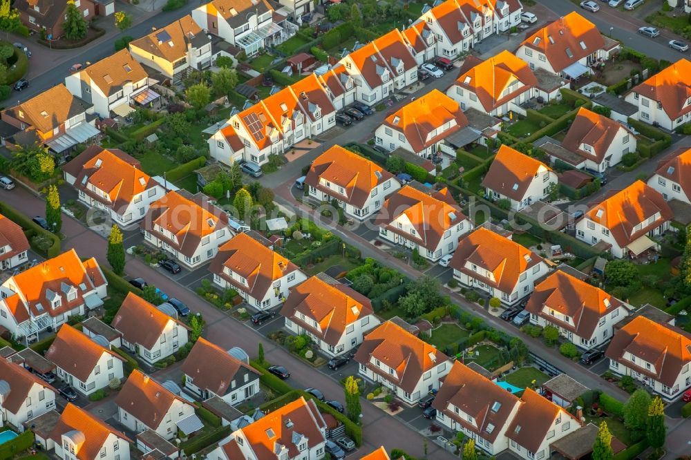 Bergkamen from the bird's eye view: Single-family residential area of settlement between of Schulstrasse and of Pfalzstrasse in the district Weddinghofen in Bergkamen in the state North Rhine-Westphalia, Germany