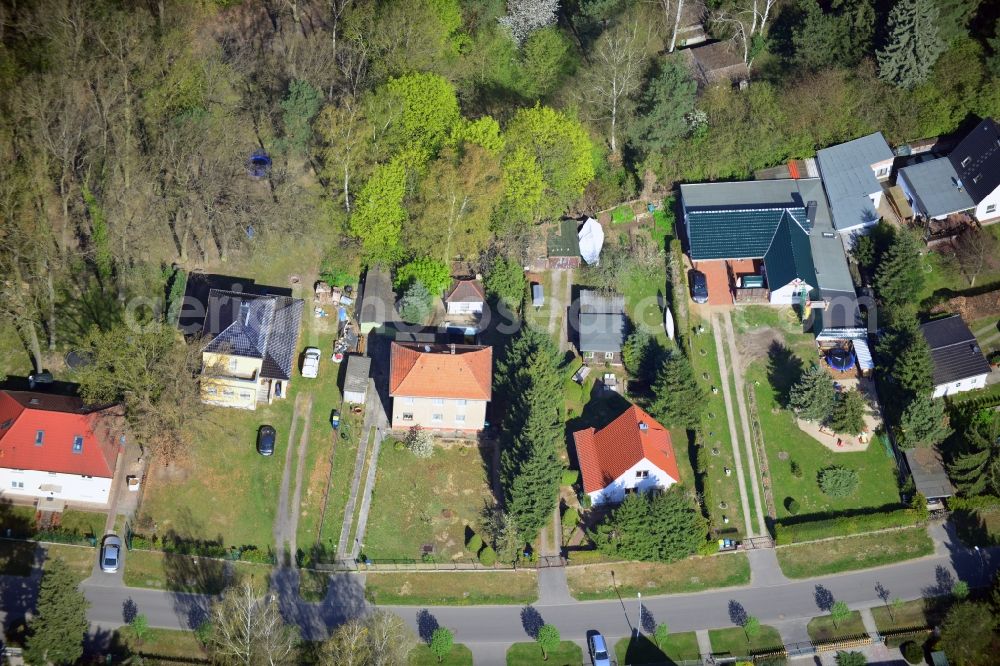 Falkensee from the bird's eye view: Residential area with single-family homes at the Mannheimer Street in Falksee in Brandenburg