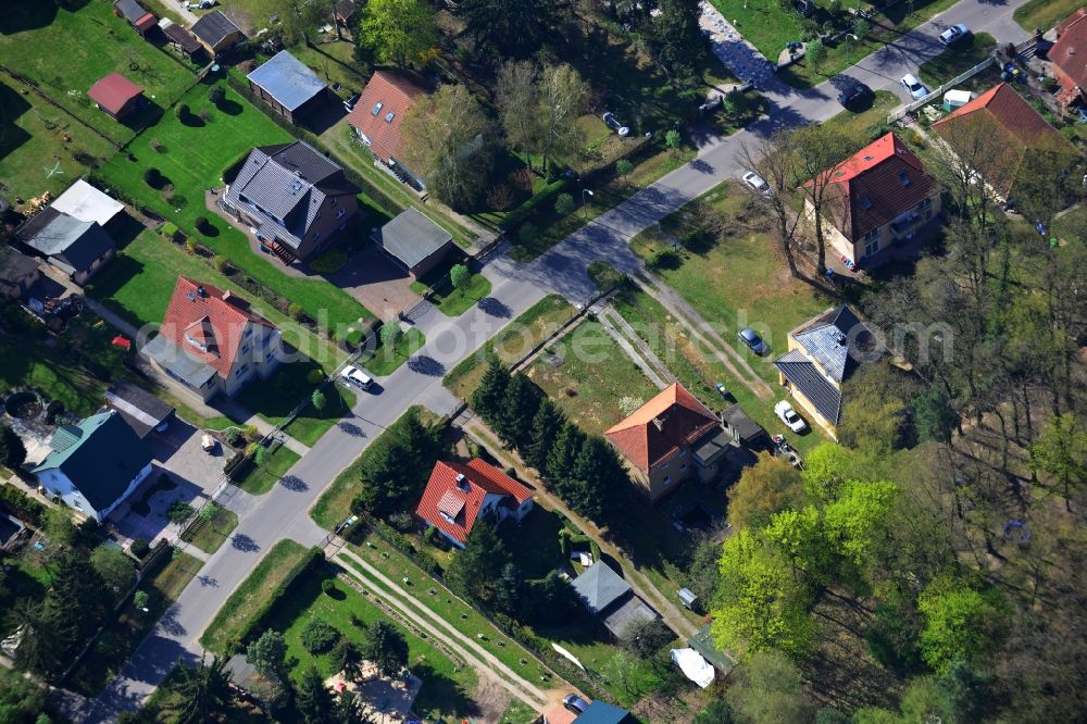 Falkensee from the bird's eye view: Residential area with single-family homes at the Mannheimer Street in Falksee in Brandenburg