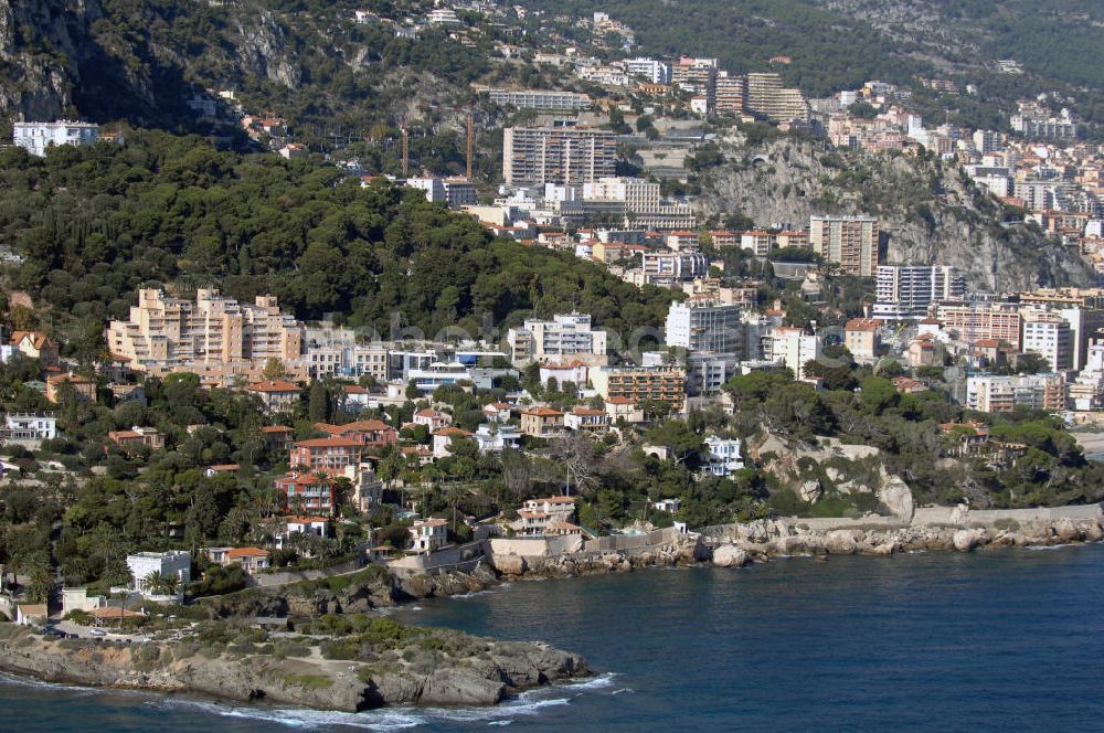 Aerial photograph Cap-d' Ail - Blick auf ein Wohngebiet entlang der Avenue des Douaniers in Cap-d' Ail und auf den Stadtteil Fontvieille von Monaco. Cap-d' Ail ist ein kleiner französischer Badeort an der Cote d' Azur und Grenzort zum Fürstentum Monaco. Die deutsche Übersetzung des Namens lautet „Knoblauchkap“. Der Ort liegt am Fuße des steil aufragenden Bergs Tete de Chien bei La Turbie. Fontvieille ist ein Stadtbezirk (frz. quartier) im Fürstentum Monaco an der Cote d' Azur. Er stellt den südlichsten Teil des Stadtstaates dar, der auf einer Fläche von 32,4 ha etwa 3300 Einwohner (dies entspricht einem Zehntel der Bevölkerung des Landes) hat.