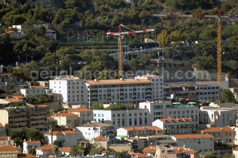 Cap-d' Ail from above - Blick auf ein Wohngebiet entlang der Avenue Jacques Abba in Cap-d' Ail direkt an der Grenze zu Monaco. Cap-d' Ail ist ein kleiner französischer Badeort an der Cote d' Azur und Grenzort zum Fürstentum Monaco. Die deutsche Übersetzung des Namens lautet „Knoblauchkap“. Der Ort liegt am Fuße des steil aufragenden Bergs Tete de Chien bei La Turbie.Fontvieille ist ein Stadtbezirk (frz. quartier) im Fürstentum Monaco an der Cote d' Azur. Er stellt den südlichsten Teil des Stadtstaates dar, der auf einer Fläche von 32,4 ha etwa 3300 Einwohner (dies entspricht einem Zehntel der Bevölkerung des Landes) hat.