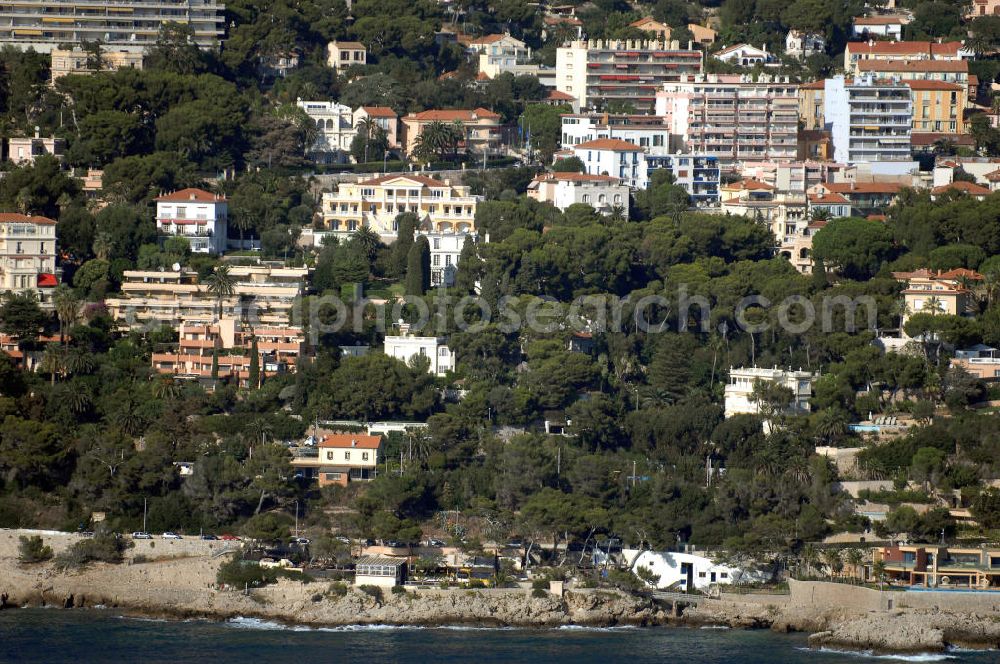 Aerial image Cap-d' Ail - Blick auf ein Wohngebiet entlang der Avenue Raymond Gramaglia in Cap-d' Ail. Cap-d' Ail ist ein kleiner französischer Badeort an der Cote d' Azur und Grenzort zum Fürstentum Monaco. Die deutsche Übersetzung des Namens lautet „Knoblauchkap“. Der Ort liegt am Fuße des steil aufragenden Bergs Tete de Chien bei La Turbie.