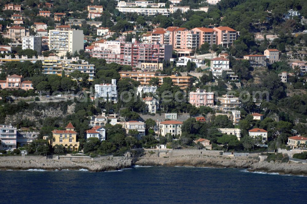 Cap-d' Ail from above - Blick auf ein Wohngebiet entlang der Avenue Raymond Gramaglia in Cap-d' Ail. Cap-d' Ail ist ein kleiner französischer Badeort an der Cote d' Azur und Grenzort zum Fürstentum Monaco. Die deutsche Übersetzung des Namens lautet „Knoblauchkap“. Der Ort liegt am Fuße des steil aufragenden Bergs Tête de Chien bei La Turbie.