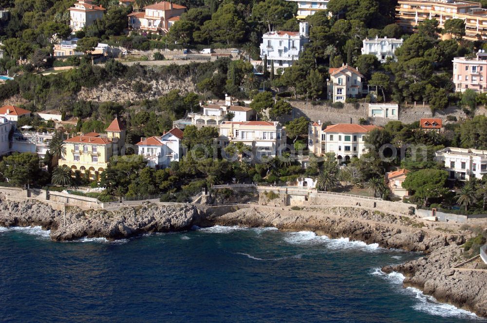 MONACO from the bird's eye view: Blick auf ein Wohngebiet entlang der Avenue Raymond Gramaglia in Cap-d' Ail. Cap-d' Ail ist ein kleiner französischer Badeort an der Cote d' Azur und Grenzort zum Fürstentum Monaco. Die deutsche Übersetzung des Namens lautet „Knoblauchkap“. Der Ort liegt am Fuße des steil aufragenden Bergs Tete de Chien bei La Turbie.