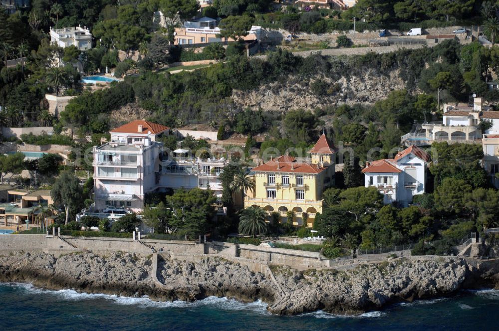 Aerial image MONACO - Blick auf ein Wohngebiet entlang der Avenue Raymond Gramaglia in Cap-d' Ail. Cap-d' Ail ist ein kleiner französischer Badeort an der Cote d' Azur und Grenzort zum Fürstentum Monaco. Die deutsche Übersetzung des Namens lautet „Knoblauchkap“. Der Ort liegt am Fuße des steil aufragenden Bergs Tete de Chien bei La Turbie.