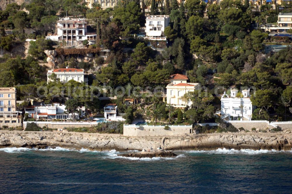 MONACO from above - Blick auf ein Wohngebiet entlang der Avenue Raymond Gramaglia in Cap-d' Ail. Cap-d' Ail ist ein kleiner französischer Badeort an der Cote d' Azur und Grenzort zum Fürstentum Monaco. Die deutsche Übersetzung des Namens lautet „Knoblauchkap“. Der Ort liegt am Fuße des steil aufragenden Bergs Tete de Chien bei La Turbie.