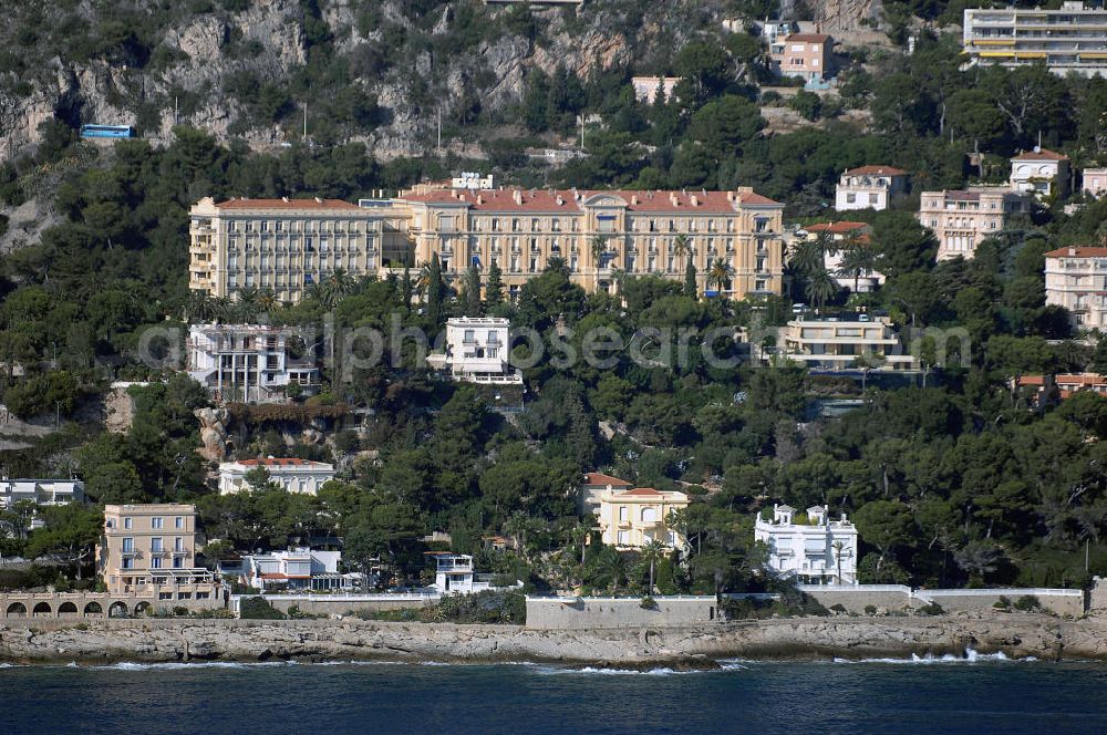 Cap-d' Ail from the bird's eye view: Blick auf ein Wohngebiet entlang des Boulevard Francois de May in Cap-d' Ail. Cap-d' Ail ist ein kleiner französischer Badeort an der Cote d' Azur und Grenzort zum Fürstentum Monaco. Die deutsche Übersetzung des Namens lautet „Knoblauchkap“. Der Ort liegt am Fuße des steil aufragenden Bergs Tete de Chien bei La Turbie.