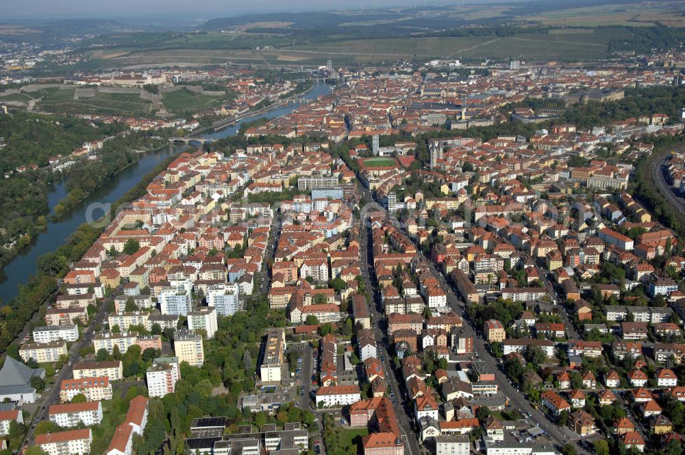 WÜRZBURG from above - Blick über ein Wohngebiet entlang der Friedrich-Spee-Straße und Ran dersackerer Straße in Würzburg am Main, Stadtteil San derau. Würzburg ist eine kreisfreie Stadt im bayerischen Regierungsbezirk Unterfranken mit Sitz der Regierung von Unterfranken, des Bezirks Unterfranken und des Landratsamtes Würzburg. Kontakt: Stadt Würzburg, Rückermainstrasse 2, 97070 Würzburg, Tel. +49 (0)9 31 37-0, Fax +49 (0)9 31 37 33 73, e-mail: info@stadt.wuerzburg.de