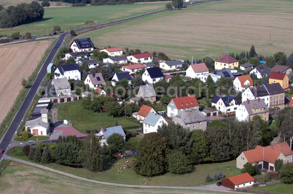 LUNZENAU from the bird's eye view: Blick über das Wohngebiet entlang der Schloßstraße im Stadtteil Rochsburg. Lunzenau ist eine Kleinstadt im Landkreis Mittelsachsen im mittleren Sachsen. Rochsburg ist ein Ortsteil von Lunzenau (Sachsen) mit ca. 500 Einwohnern, im Tal der Zwickauer Mulde etwa 20 km nordwestlich von Chemnitz mit gleichnamiger Burganlage Schloss Rochsburg. Kontakt: Stadtverwaltung Lunzenau, Bürgermeister, Karl-Marx-Straße 1, 09328 Lunzenau, Tel. +49 (0)3 73 83 852 0, Fax +49 (0)3 73 83 852 20, e-mail: info@lunzenau.de