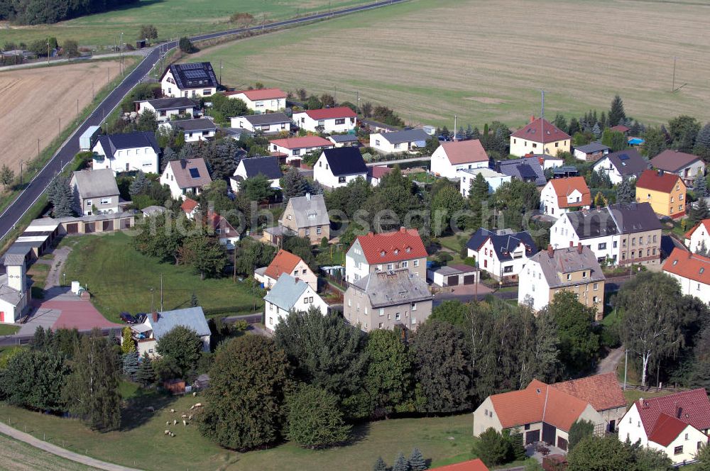 Aerial image LUNZENAU - Blick über das Wohngebiet entlang der Schloßstraße im Stadtteil Rochsburg. Lunzenau ist eine Kleinstadt im Landkreis Mittelsachsen im mittleren Sachsen. Rochsburg ist ein Ortsteil von Lunzenau (Sachsen) mit ca. 500 Einwohnern, im Tal der Zwickauer Mulde etwa 20 km nordwestlich von Chemnitz mit gleichnamiger Burganlage Schloss Rochsburg. Kontakt: Stadtverwaltung Lunzenau, Bürgermeister, Karl-Marx-Straße 1, 09328 Lunzenau, Tel. +49 (0)3 73 83 852 0, Fax +49 (0)3 73 83 852 20, e-mail: info@lunzenau.de