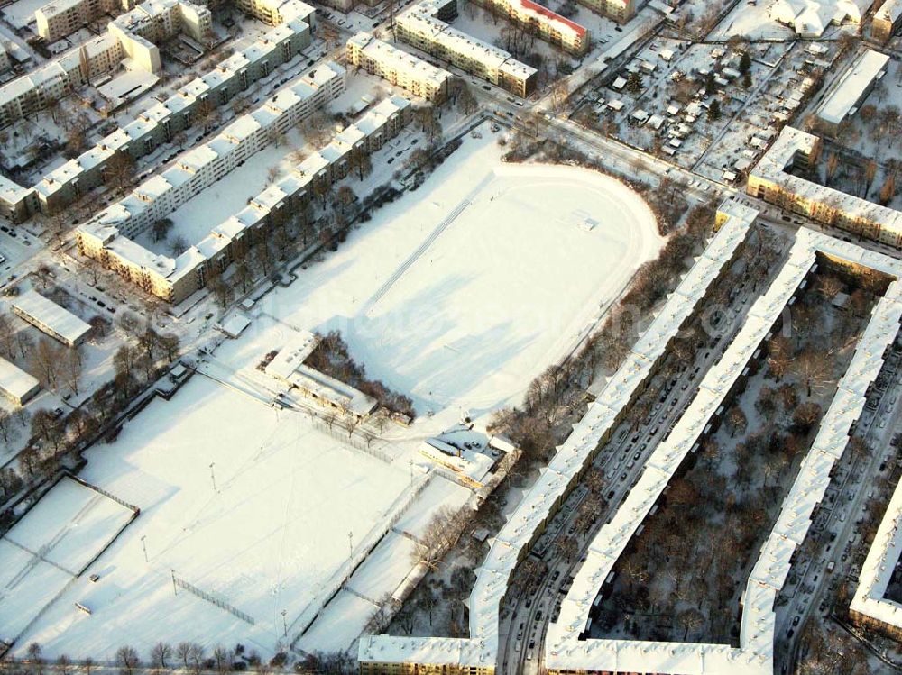 Aerial photograph Berlin - Winterlich verschneites Wohngebiet am Erich-Neumann Stadion an der Rummelsburger Straße/ Eggersdorfer Str. in Berlin-Lichtenberg.