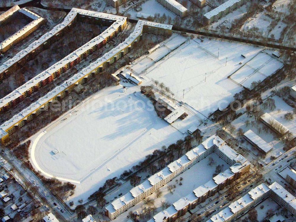 Berlin from the bird's eye view: Winterlich verschneites Wohngebiet am Erich-Neumann Stadion an der Rummelsburger Straße/ Eggersdorfer Str. in Berlin-Lichtenberg.