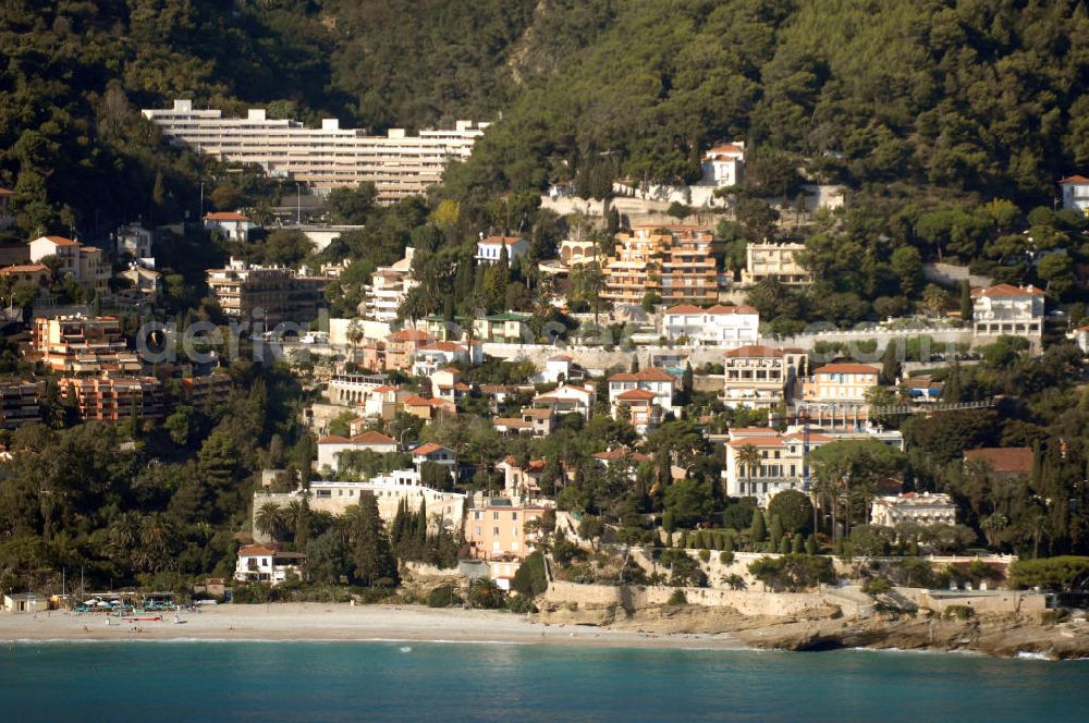 Roquebrune-Cap-Martin from the bird's eye view: Blick auf ein Wohngebiet an der Escalier des Revelly in Roquebrune-Cap-Martin. Roquebrune-Cap-Martin ist eine französische Gemeinde, die zwischen Monaco und Menton an der Cote d' Azur liegt. Das eigentliche Dorf befindet sich auf einer Höhe von 225 m, vor einer Bergkulisse, die durch den Mont Agel dominiert wird. Ein Teil der Stadtgrenze ist gleichzeitig die Staatsgrenze zum Fürstentum Monaco.