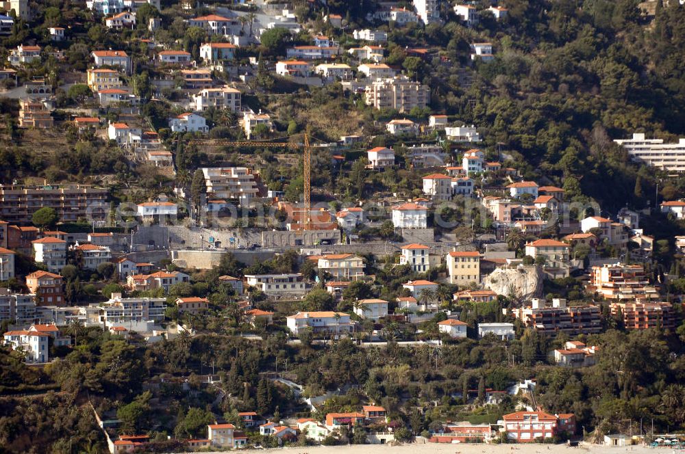 Aerial image Roquebrune-Cap-Martin - Blick auf ein Wohngebiet an der Escalier des Revelly in Roquebrune-Cap-Martin. Roquebrune-Cap-Martin ist eine französische Gemeinde, die zwischen Monaco und Menton an der Cote d' Azur liegt. Das eigentliche Dorf befindet sich auf einer Höhe von 225 m, vor einer Bergkulisse, die durch den Mont Agel dominiert wird. Ein Teil der Stadtgrenze ist gleichzeitig die Staatsgrenze zum Fürstentum Monaco.