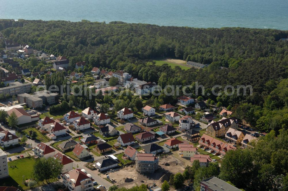 Graal-Müritz from above - Blick auf das Wohngebiet Eselswiese der HAWO Bauträger KG in unmittelbarer Strandnähe im Ostseeheilbad Graal-Müritz. Es ist ein neu errichtetes Wohngebiet mit diverse Einzelhäusern in naturnahe Lage im Ortszentrum.