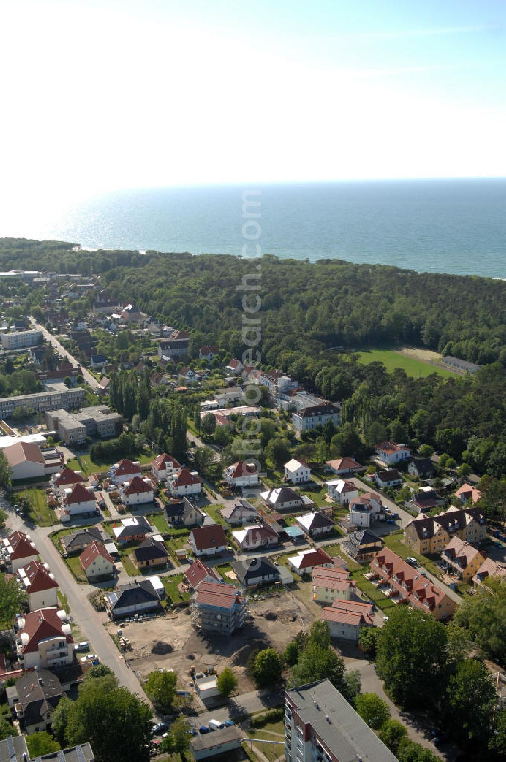 Aerial image Graal-Müritz - Blick auf das Wohngebiet Eselswiese der HAWO Bauträger KG in unmittelbarer Strandnähe im Ostseeheilbad Graal-Müritz. Es ist ein neu errichtetes Wohngebiet mit diverse Einzelhäusern in naturnahe Lage im Ortszentrum.