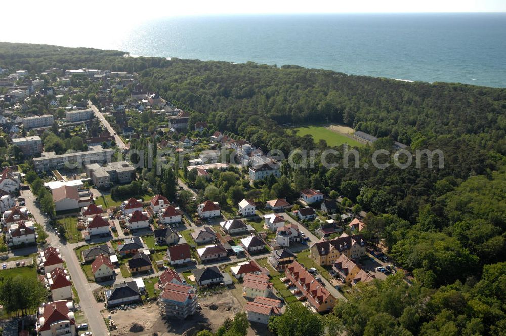 Aerial photograph Graal-Müritz - Blick auf das Wohngebiet Eselswiese der HAWO Bauträger KG in unmittelbarer Strandnähe im Ostseeheilbad Graal-Müritz. Es ist ein neu errichtetes Wohngebiet mit diverse Einzelhäusern in naturnahe Lage im Ortszentrum.