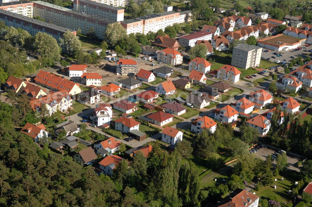 Aerial photograph Graal-Müritz - Blick auf das Wohngebiet Eselswiese der HAWO Bauträger KG in unmittelbarer Strandnähe im Ostseeheilbad Graal-Müritz. Es ist ein neu errichtetes Wohngebiet mit diverse Einzelhäusern in naturnahe Lage im Ortszentrum.