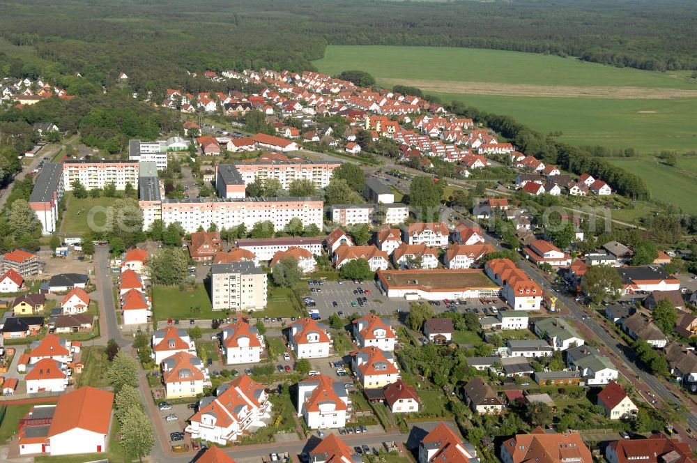 Graal-Müritz from above - Blick auf das Wohngebiet Eselswiese der HAWO Bauträger KG in unmittelbarer Strandnähe im Ostseeheilbad Graal-Müritz. Es ist ein neu errichtetes Wohngebiet mit diverse Einzelhäusern in naturnahe Lage im Ortszentrum.