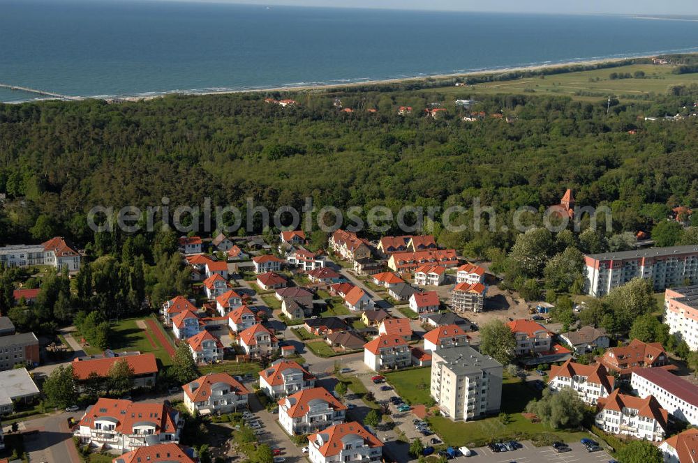 Aerial photograph Graal-Müritz - Blick auf das Wohngebiet Eselswiese der HAWO Bauträger KG in unmittelbarer Strandnähe im Ostseeheilbad Graal-Müritz. Es ist ein neu errichtetes Wohngebiet mit diverse Einzelhäusern in naturnahe Lage im Ortszentrum.