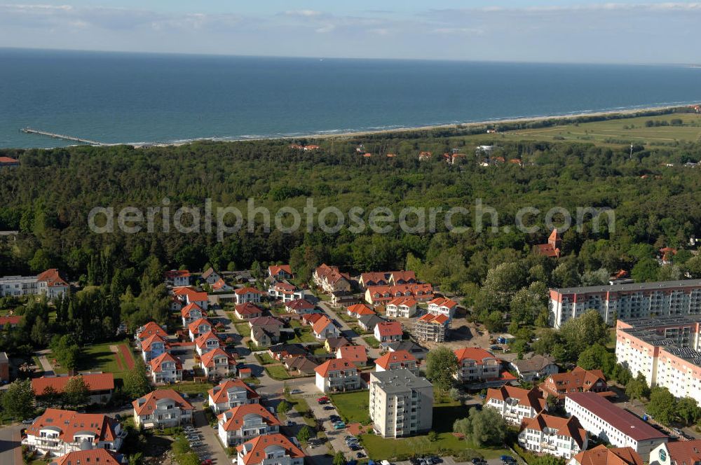 Graal-Müritz from above - Blick auf das Wohngebiet Eselswiese der HAWO Bauträger KG in unmittelbarer Strandnähe im Ostseeheilbad Graal-Müritz. Es ist ein neu errichtetes Wohngebiet mit diverse Einzelhäusern in naturnahe Lage im Ortszentrum.