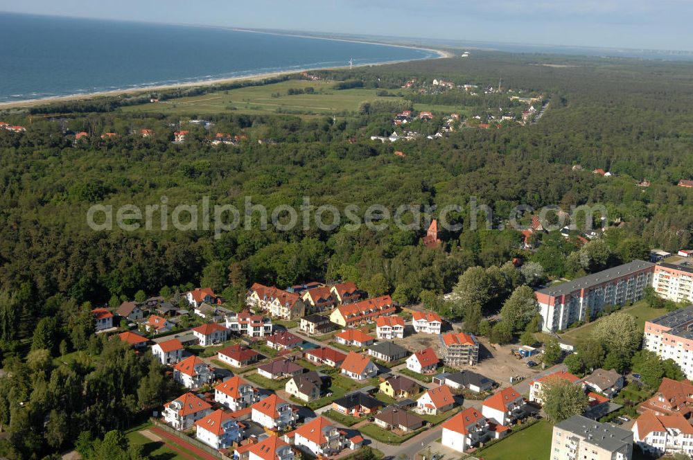 Aerial image Graal-Müritz - Blick auf das Wohngebiet Eselswiese der HAWO Bauträger KG in unmittelbarer Strandnähe im Ostseeheilbad Graal-Müritz. Es ist ein neu errichtetes Wohngebiet mit diverse Einzelhäusern in naturnahe Lage im Ortszentrum.