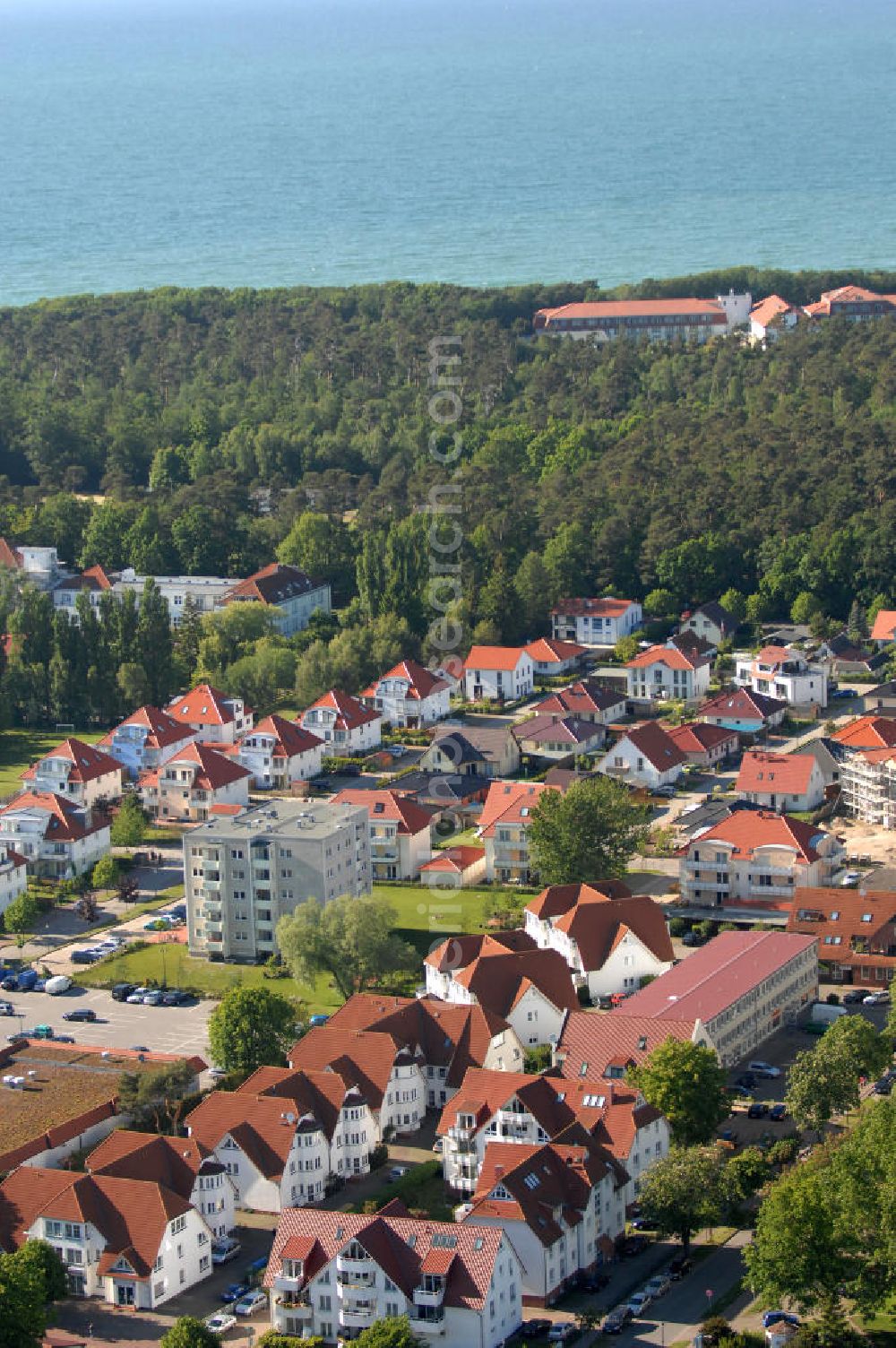 Graal-Müritz from above - Blick auf das Wohngebiet Eselswiese der HAWO Bauträger KG in unmittelbarer Strandnähe im Ostseeheilbad Graal-Müritz. Es ist ein neu errichtetes Wohngebiet mit diverse Einzelhäusern in naturnahe Lage im Ortszentrum.