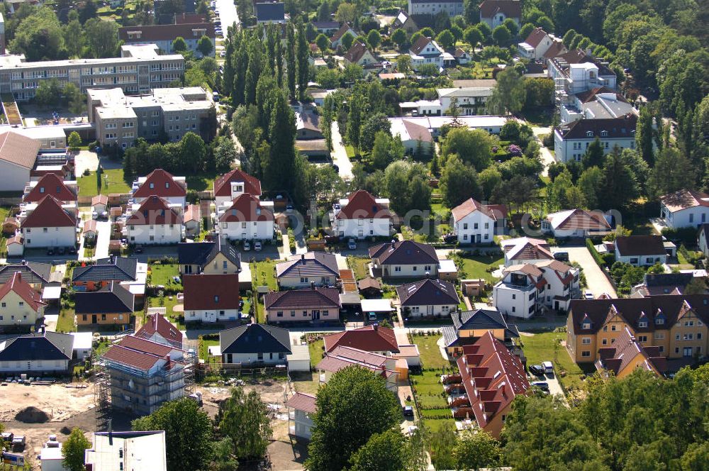 Graal-Müritz from above - Blick auf das Wohngebiet Eselswiese der HAWO Bauträger KG in unmittelbarer Strandnähe im Ostseeheilbad Graal-Müritz. Es ist ein neu errichtetes Wohngebiet mit diverse Einzelhäusern in naturnahe Lage im Ortszentrum.