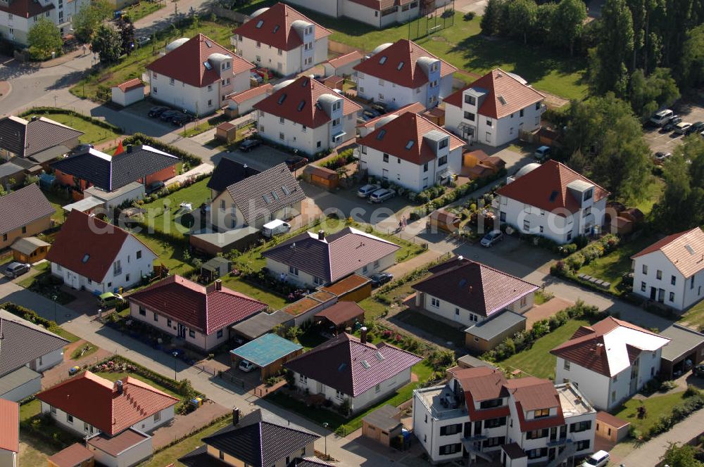 Aerial photograph Graal-Müritz - Blick auf das Wohngebiet Eselswiese der HAWO Bauträger KG in unmittelbarer Strandnähe im Ostseeheilbad Graal-Müritz. Es ist ein neu errichtetes Wohngebiet mit diverse Einzelhäusern in naturnahe Lage im Ortszentrum.