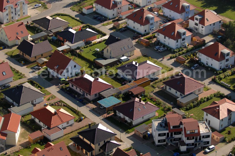 Graal-Müritz from above - Blick auf das Wohngebiet Eselswiese der HAWO Bauträger KG in unmittelbarer Strandnähe im Ostseeheilbad Graal-Müritz. Es ist ein neu errichtetes Wohngebiet mit diverse Einzelhäusern in naturnahe Lage im Ortszentrum.