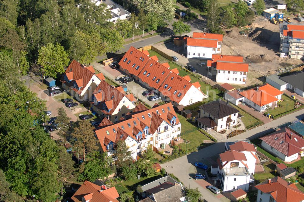 Graal-Müritz from above - Blick auf das Wohngebiet Eselswiese der HAWO Bauträger KG in unmittelbarer Strandnähe im Ostseeheilbad Graal-Müritz. Es ist ein neu errichtetes Wohngebiet mit diverse Einzelhäusern in naturnahe Lage im Ortszentrum.