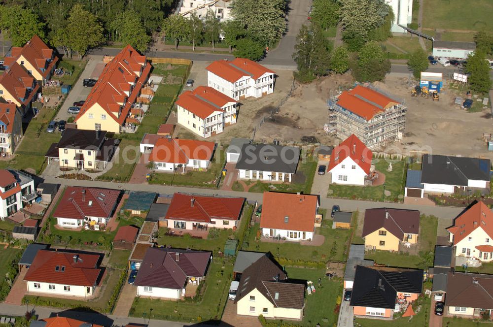 Aerial photograph Graal-Müritz - Blick auf das Wohngebiet Eselswiese der HAWO Bauträger KG in unmittelbarer Strandnähe im Ostseeheilbad Graal-Müritz. Es ist ein neu errichtetes Wohngebiet mit diverse Einzelhäusern in naturnahe Lage im Ortszentrum.