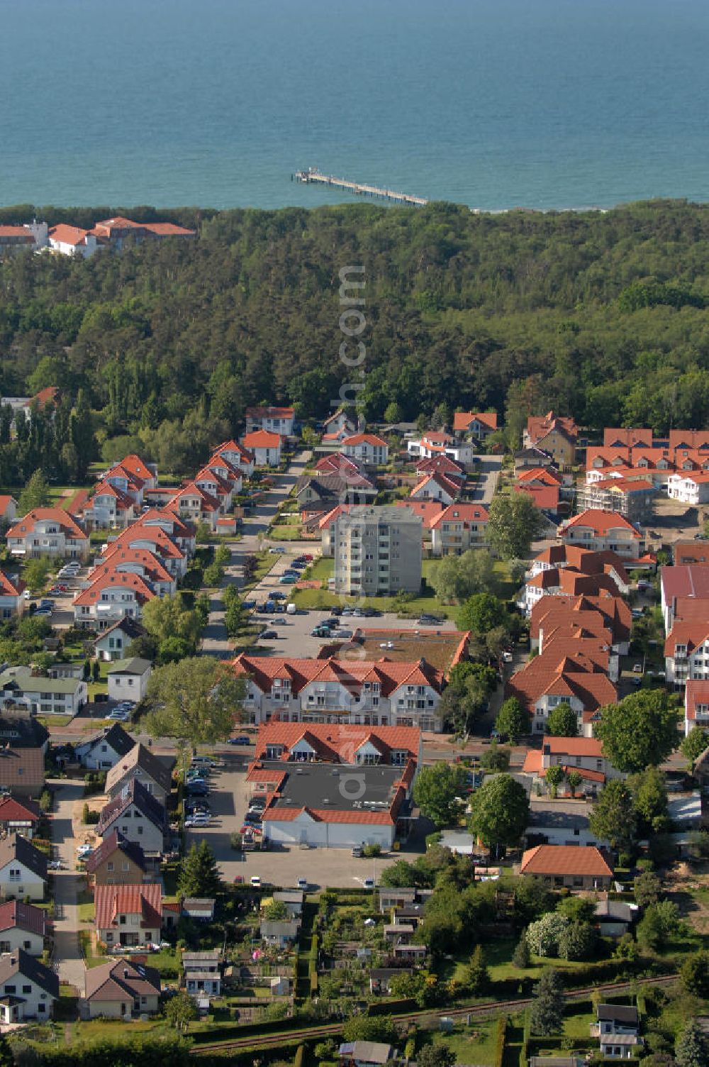 Aerial photograph Graal-Müritz - Blick auf das Wohngebiet Eselswiese der HAWO Bauträger KG in unmittelbarer Strandnähe im Ostseeheilbad Graal-Müritz. Es ist ein neu errichtetes Wohngebiet mit diverse Einzelhäusern in naturnahe Lage im Ortszentrum.