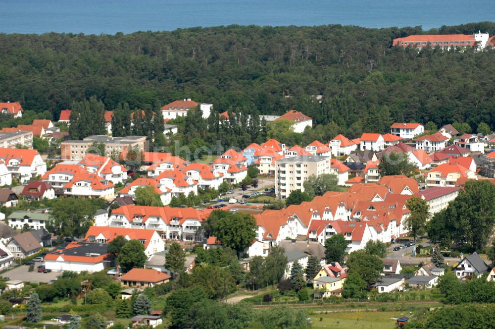 Aerial photograph Ostseebad Graal-Müritz - Blick auf das Wohngebiet Eselswiese der HAWO Bauträger KG in unmittelbarer Strandnähe im Ostseeheilbad Graal-Müritz. Es ist ein neu errichtetes Wohngebiet mit diverse Einzelhäusern in naturnahe Lage im Ortszentrum.