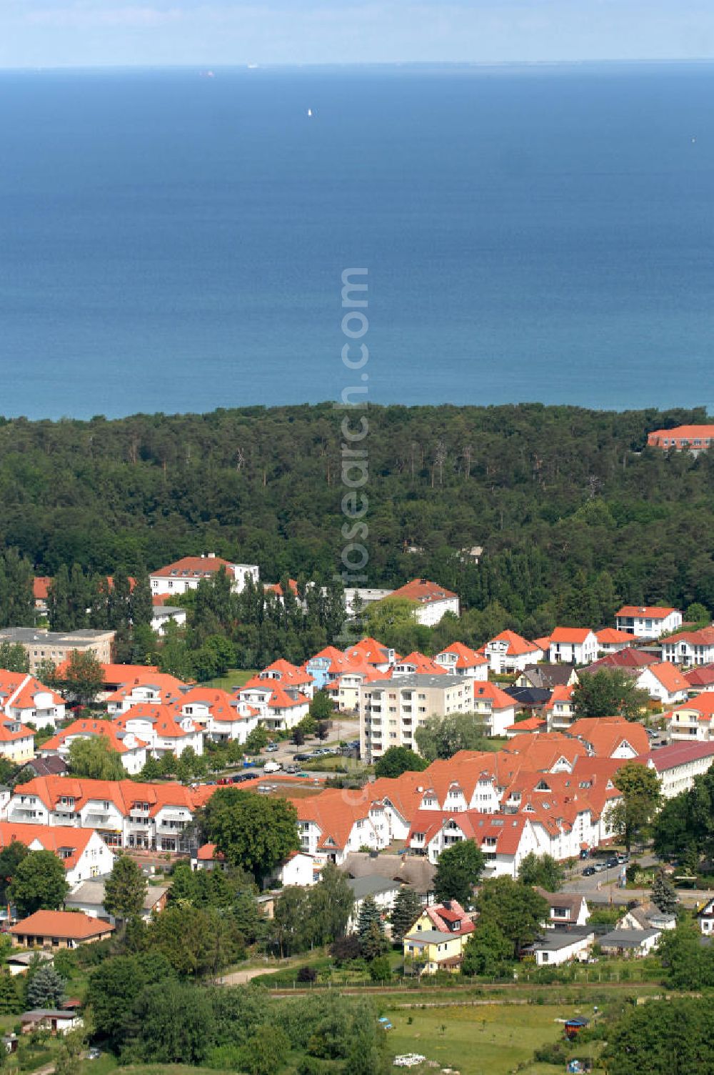 Ostseebad Graal-Müritz from above - Blick auf das Wohngebiet Eselswiese der HAWO Bauträger KG in unmittelbarer Strandnähe im Ostseeheilbad Graal-Müritz. Es ist ein neu errichtetes Wohngebiet mit diverse Einzelhäusern in naturnahe Lage im Ortszentrum.