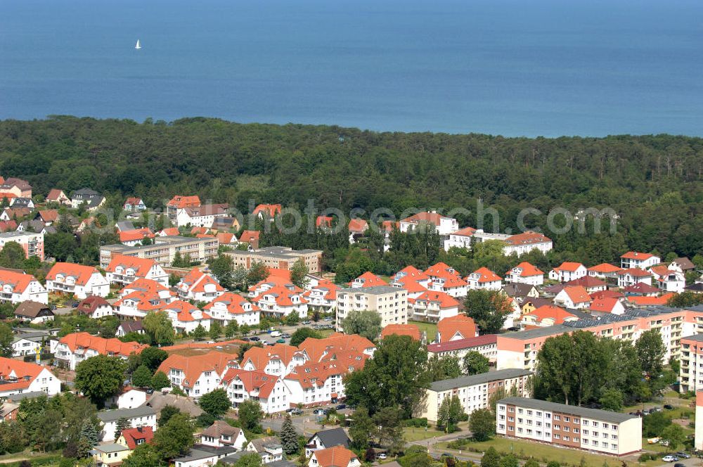 Aerial photograph Ostseebad Graal-Müritz - Blick auf das Wohngebiet Eselswiese der HAWO Bauträger KG in unmittelbarer Strandnähe im Ostseeheilbad Graal-Müritz. Es ist ein neu errichtetes Wohngebiet mit diverse Einzelhäusern in naturnahe Lage im Ortszentrum.