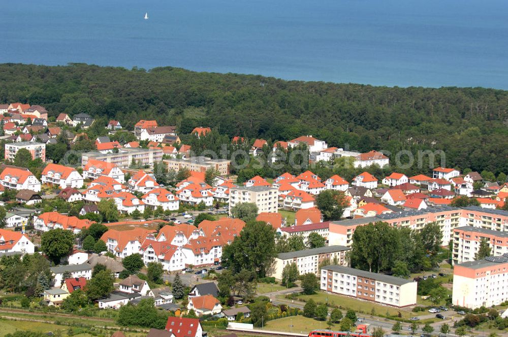 Ostseebad Graal-Müritz from above - Blick auf das Wohngebiet Eselswiese der HAWO Bauträger KG in unmittelbarer Strandnähe im Ostseeheilbad Graal-Müritz. Es ist ein neu errichtetes Wohngebiet mit diverse Einzelhäusern in naturnahe Lage im Ortszentrum.