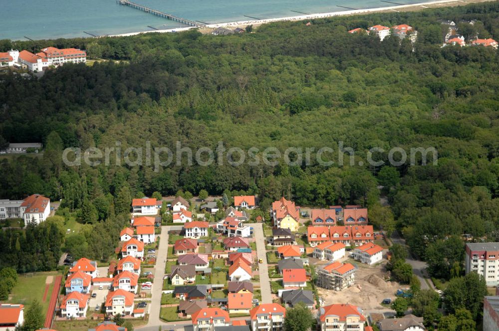 Aerial photograph Ostseebad Graal-Müritz - Blick auf das Wohngebiet Eselswiese der HAWO Bauträger KG in unmittelbarer Strandnähe im Ostseeheilbad Graal-Müritz. Es ist ein neu errichtetes Wohngebiet mit diverse Einzelhäusern in naturnahe Lage im Ortszentrum.