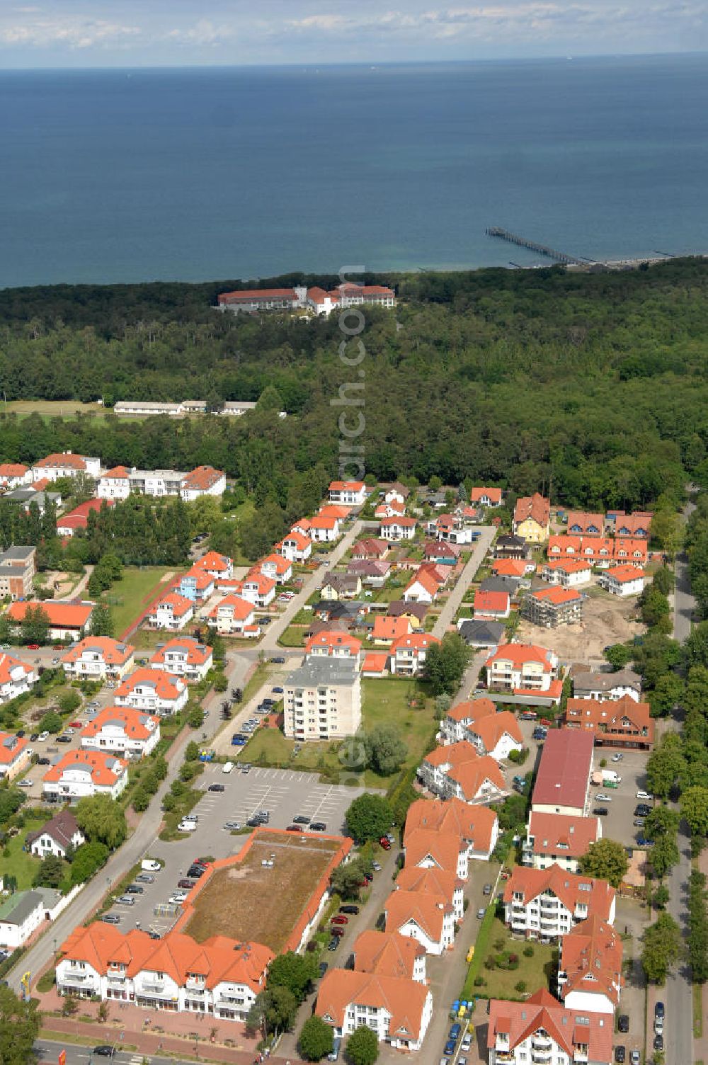 Aerial photograph Ostseebad Graal-Müritz - Blick auf das Wohngebiet Eselswiese der HAWO Bauträger KG in unmittelbarer Strandnähe im Ostseeheilbad Graal-Müritz. Es ist ein neu errichtetes Wohngebiet mit diverse Einzelhäusern in naturnahe Lage im Ortszentrum.