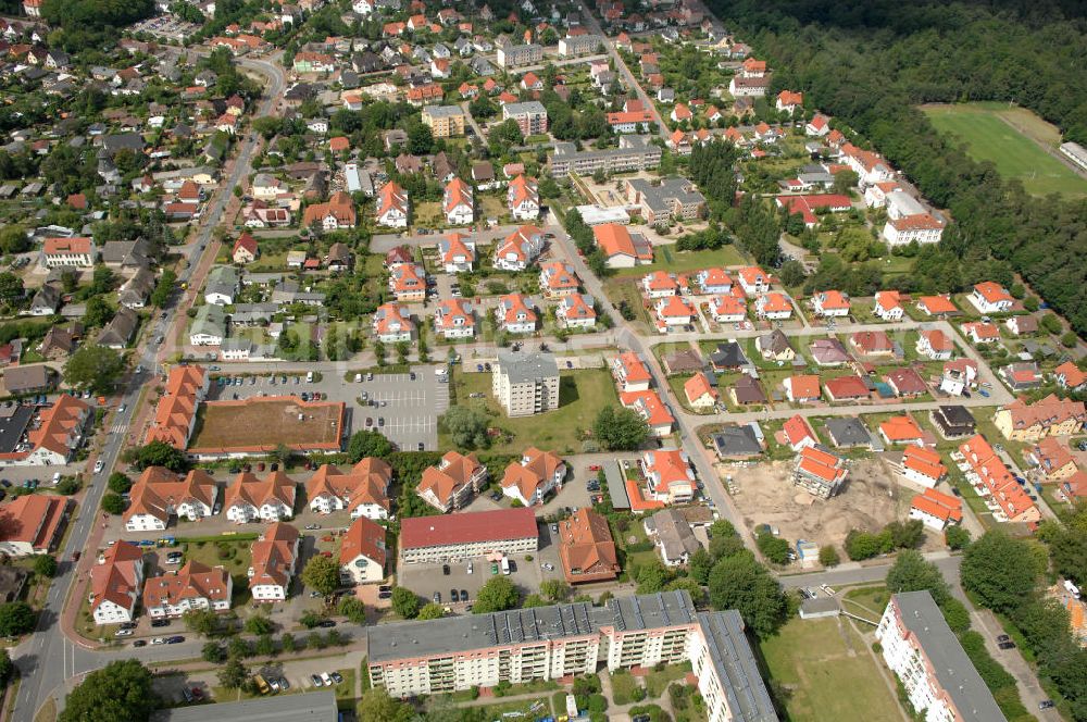 Ostseebad Graal-Müritz from above - Blick auf das Wohngebiet Eselswiese der HAWO Bauträger KG in unmittelbarer Strandnähe im Ostseeheilbad Graal-Müritz. Es ist ein neu errichtetes Wohngebiet mit diverse Einzelhäusern in naturnahe Lage im Ortszentrum.