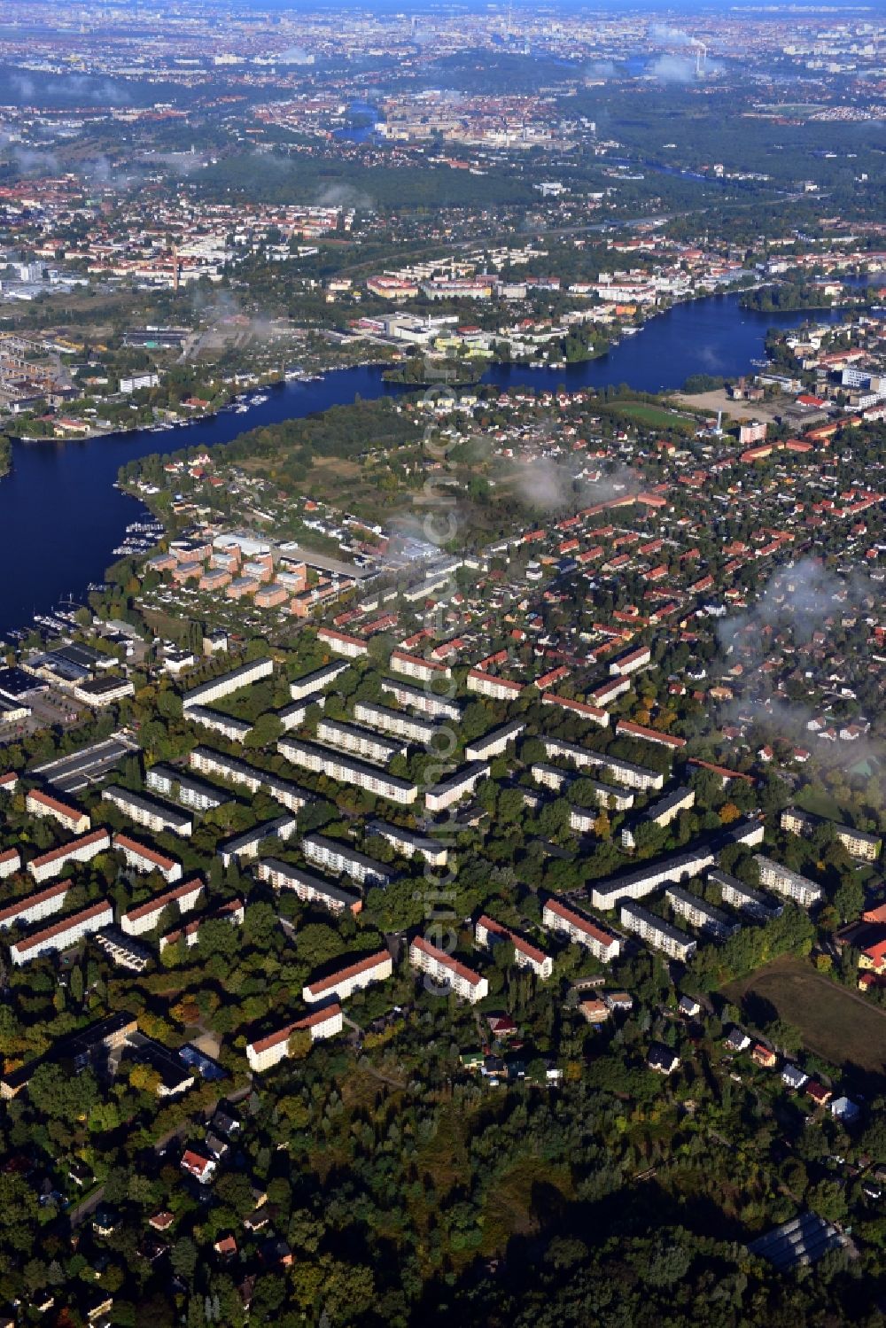 Aerial image Berlin Köpenick - Residential area on Feldblumenweg - Green Drift on the outskirts of the district Köpenick in Berlin. The company cds Wohnbaul Berlin GmbH plans to the forest to build a new housing estate with 70 double rooms and townhouses