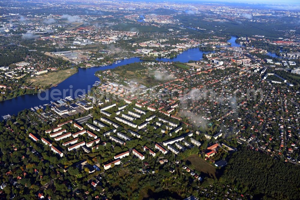 Aerial photograph Berlin Köpenick - Residential area on Feldblumenweg - Green Drift on the outskirts of the district Köpenick in Berlin. The company cds Wohnbaul Berlin GmbH plans to the forest to build a new housing estate with 70 double rooms and townhouses